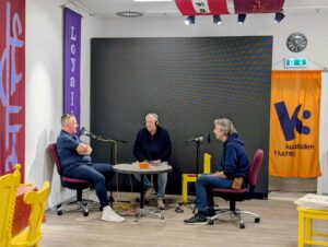 Drei Männer sitzen mit Mikrofonen im k:ulaBi und nehmen einen Podcast zum freiwilligen Engagement auf