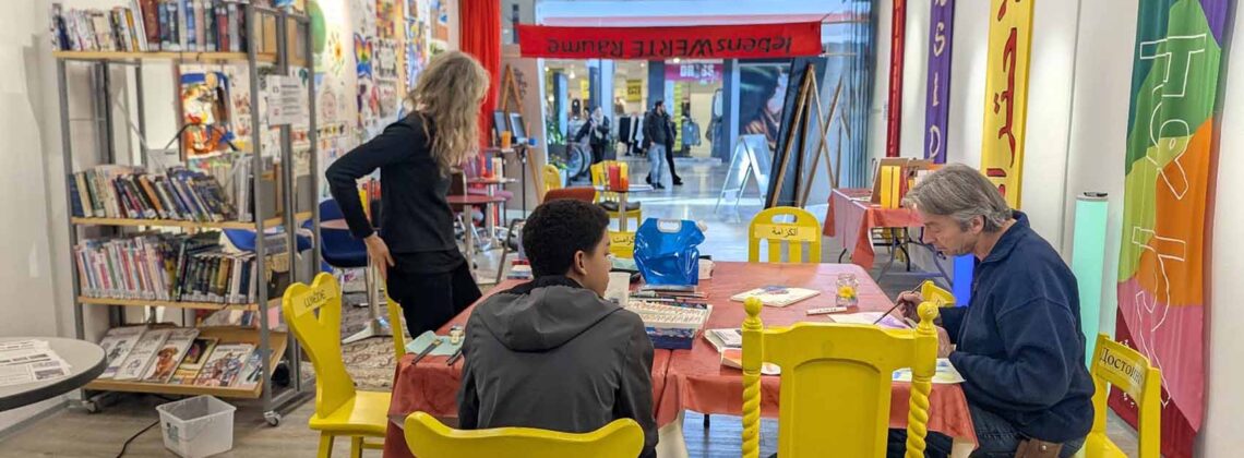 Bunter und offener Kreativraum im k:ulaBi im Roland-Center mit Sitzgelegenheiten, Büchern und künstlerischer Gestaltung