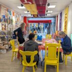 Bunter und offener Kreativraum im k:ulaBi im Roland-Center mit Sitzgelegenheiten, Büchern und künstlerischer Gestaltung