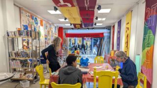 Bunter und offener Kreativraum im k:ulaBi im Roland-Center mit Sitzgelegenheiten, Büchern und künstlerischer Gestaltung