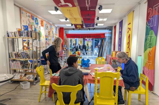 Bunter und offener Kreativraum im k:ulaBi im Roland-Center mit Sitzgelegenheiten, Büchern und künstlerischer Gestaltung