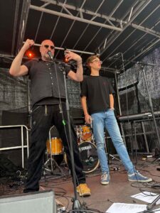 Eventmoderator Patrick Fechner und ein junger Mann auf der Bühne beim Wachmannstraßenfest in Bremen