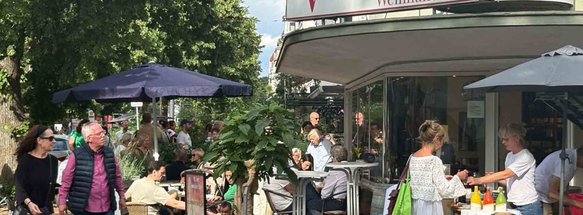 Belebte Wachmannstraße mit Außengastronomie und Marktständen an einem sonnigen Tag in Bremen
