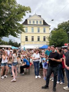 Gut besuchtes Wachmannstraßenfest mit vielen Menschen vor einem Gebäude im Bremer Viertel