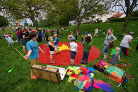 Viele Kinder zusammen, die mit Circusrequisieten spielen.