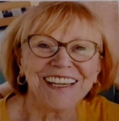 Eine Frau mit Brille die lächelt
