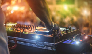 Nahaufnahme auf ein DJ Set mit bunten Lichern