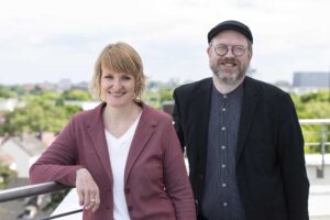 Martinsclub-Vorstand Jessica Volk und Sebastian Jung auf einer Dachterrasse in Bremen