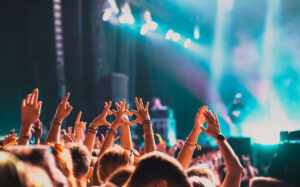Publikum vor einer großen Bühne, auf der eine Band spielt