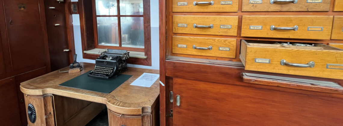 Historisches Büro mit alter Schreibmaschine, Holzschreibtisch und Schubladenschrank im Dat lütje Museum Blumenthal.