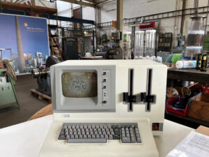 Alter IBM-Computer mit Tastatur und Diskettenlaufwerken auf einem Tisch im Dat lütje Museum Blumenthal.