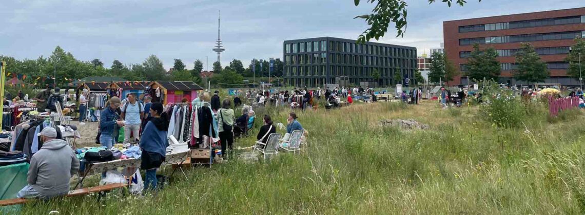 Besucherinnen und Besucher stöbern auf dem Flohmarkt auf der Überseewiese in der Bremer Überseestadt.