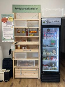 Foodsharing-Fairteiler mit Regal und Kühlschrank für kostenlos abzugebende Lebensmittel im Quartierstreff Jetzt Hier.