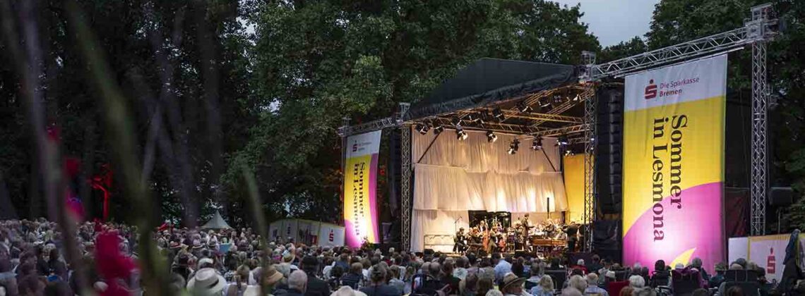 Musikerinnen und Musiker der Deutschen Kammerphilharmonie Bremen spielen beim Sommer in Lesmona vor Publikum im Grünen.