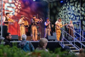 Kultur im Juli in Bremen: Eine Band auf der Bühne beim Festival Maritim in Vegesack