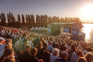Kultur im Juli in Bremen: Blick auf die Seebühne Bremen und die Weser