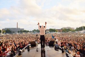 Kultur im Juli in Bremen: Ein Musiker heizt das Publikum beim "TurnUp BRMN" ein