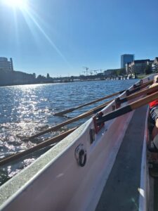 Riemen im Wasser aus Sicht an Bord eines Kutters beim Kutterpullen