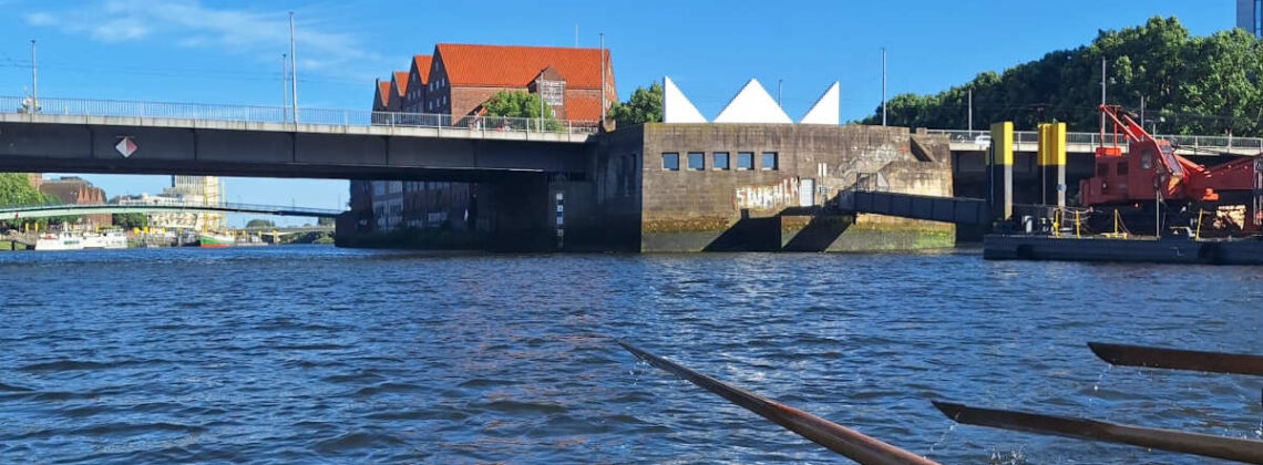Aufnahme aus einem Kutter von dem man die Riemen sieht mit Blick über die Weser zur Weserburg