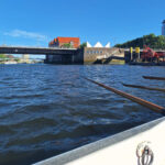 Aufnahme aus einem Kutter von dem man die Riemen sieht mit Blick über die Weser zur Weserburg