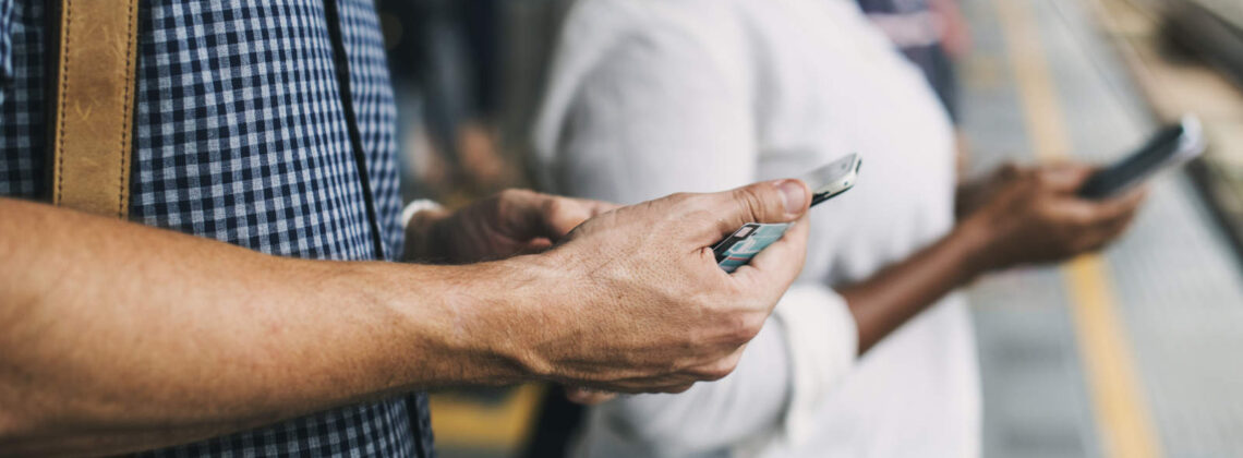 Nahaufnahme auf zwei Menschen, die ihre Handy in der Hand halten, Symbolbild für eine App für neurodivergente Menschen, die im Alltag hilft