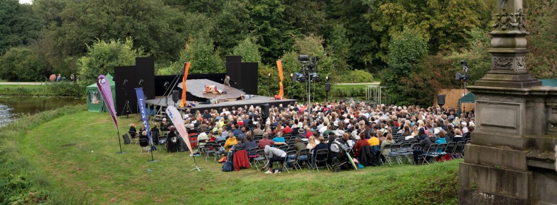 Shakespeare im Park: Blick auf die Bühne im Bürgerpark Bremen von der Melchersbrücke aus.
