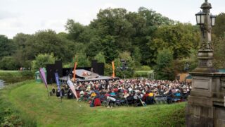 Shakespeare im Park: Blick auf die Bühne im Bürgerpark Bremen von der Melchersbrücke aus.