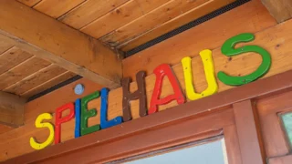 Spielhäuser und Treffs bietet Spaß für Kinder und Jugendliche