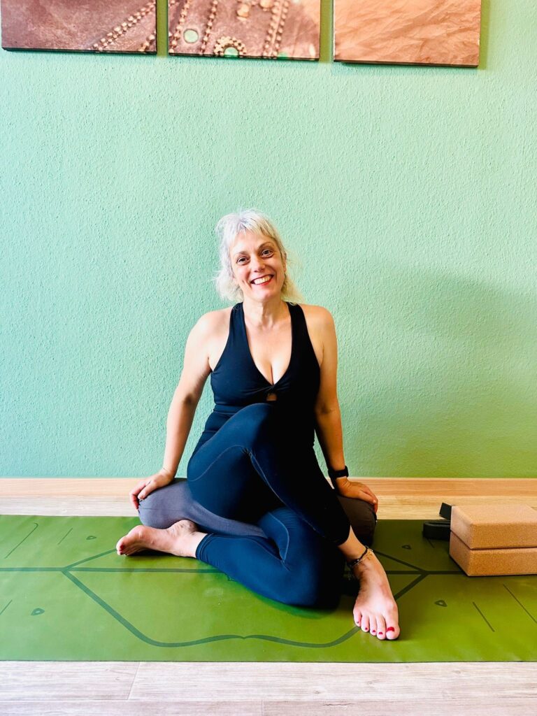 Eine Frau macht Yoga