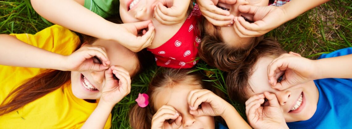 Kids Day Blumenthal: Kinder spielen auf dem Gras