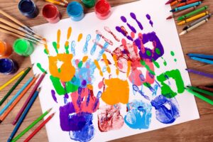 Kids Day Blumenthal mit Malwettbewerb: Handabdrücke auf Papier mit Stiften und Tusche