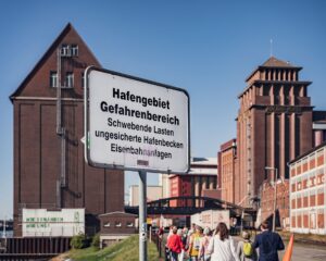 Tourentag in der Bremer Überseestadt: eine Gruppe läuft durchs Hafengebiet