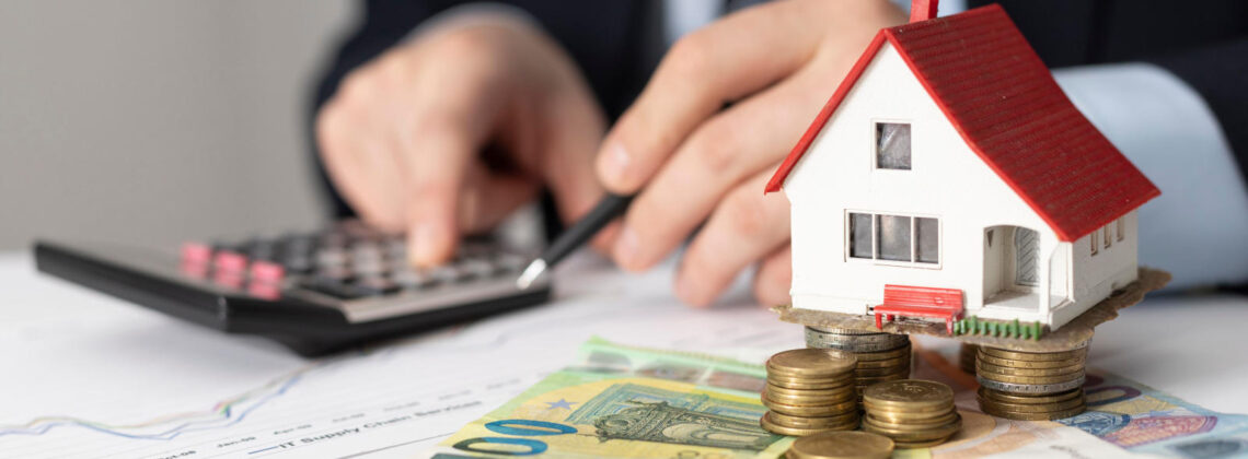 Modell eines Häuschens auf Münzen und Euroscheinen, Symbolbild für Finanzierungsmodelle für Immobilien in Bremen