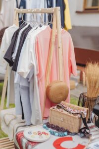 Flohmarkt für Frauen: Kleidung und Schmuck am Stand