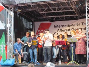 Musikgruppe auf einer Bühne beim Internationalen Tag der älteren Generation in Bremen
