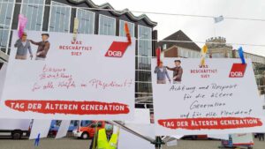 Karten mit Wünschen zu Pflege, Respekt und älterer Generation beim Tag der älteren Generation in Bremen