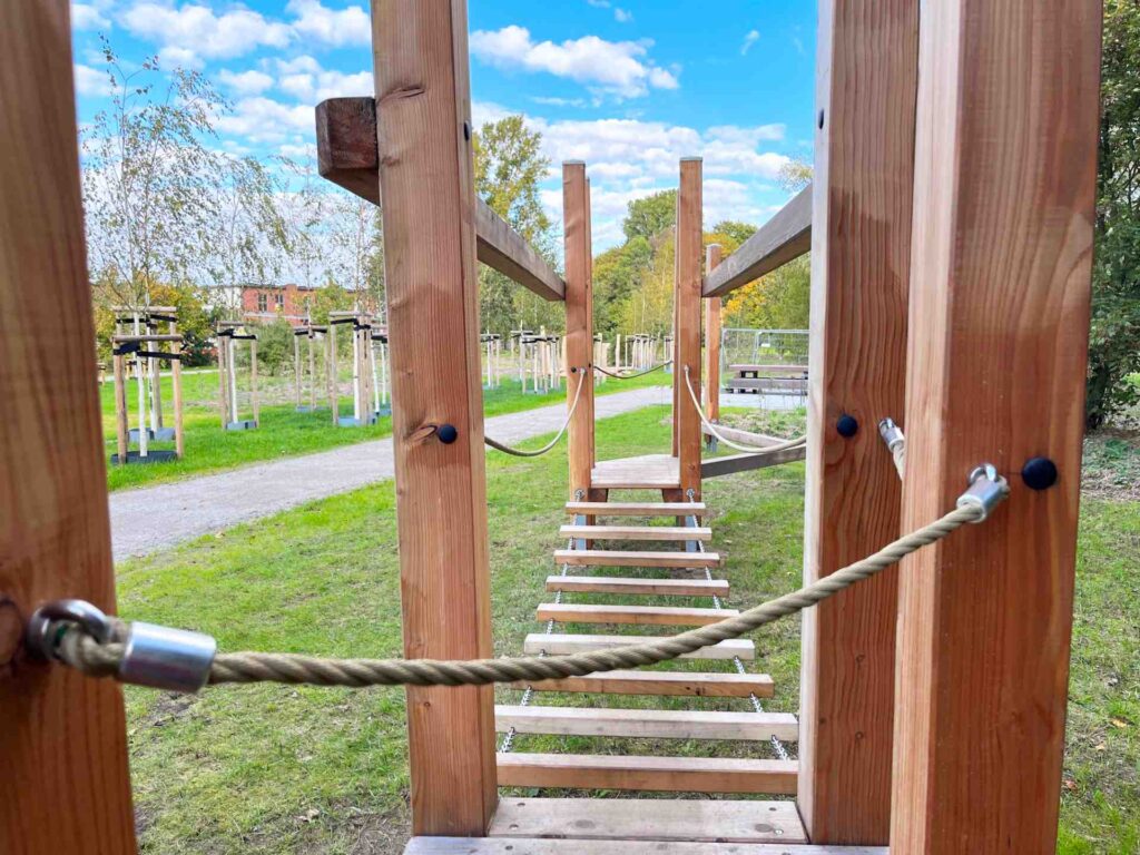 Klettergerät im Grünzug bei Wohlers Eichen