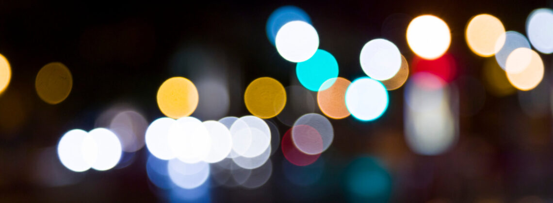 Das Bild zeigt verschwommene Lichter in der Nacht als Symbolbild für die veranstaltung Leuchtspuren Blumenthal und Kulturlichter Blumenthal 2026