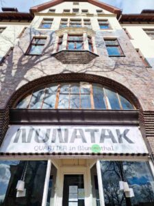 Das Nunatak Blumenthal mit Café und Beratungsangeboten von außen