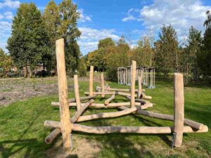 Ein größeres Klettergerät für Kinder im Grünzug bei Wohlers Eichen