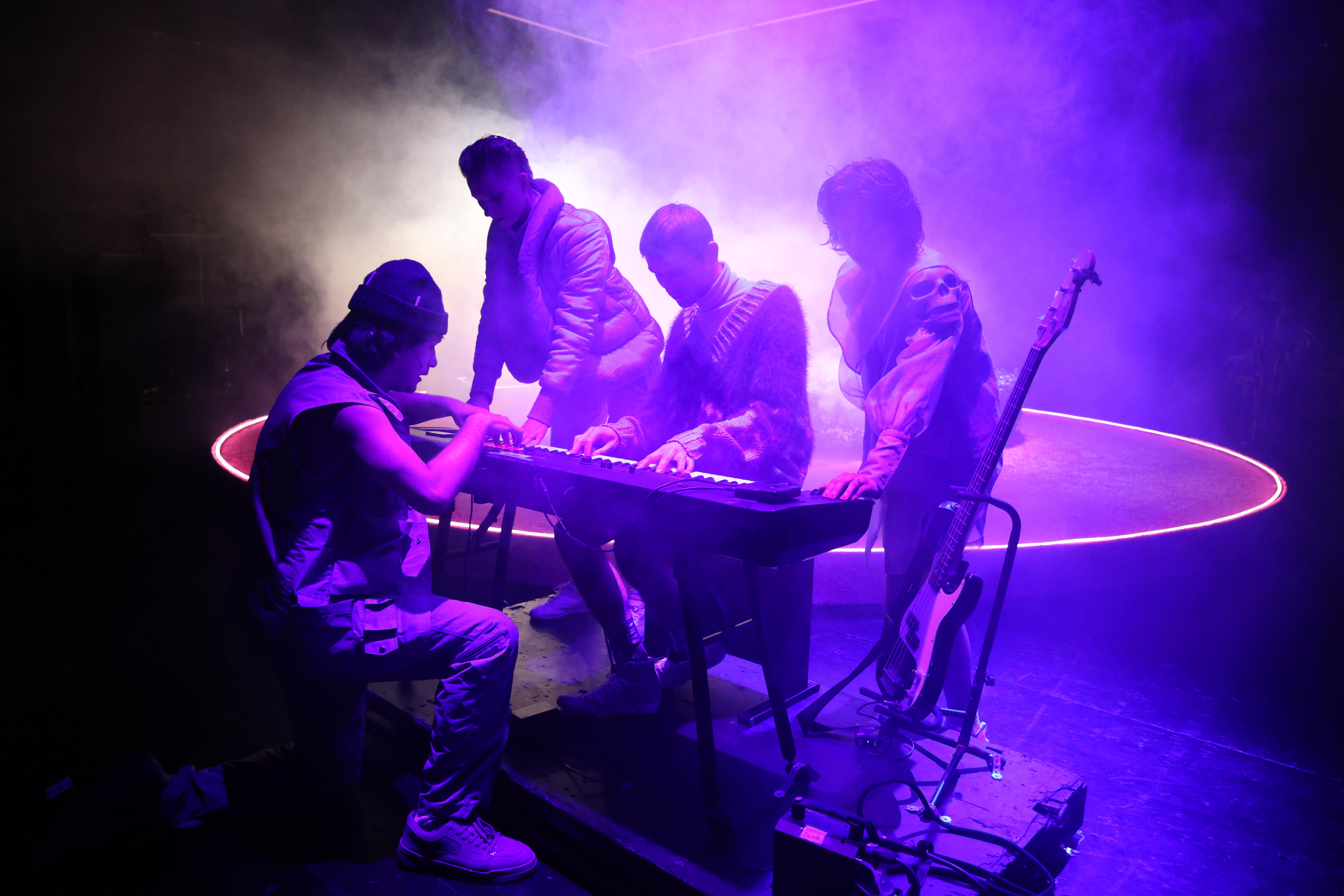 Draußen feiern die Leute