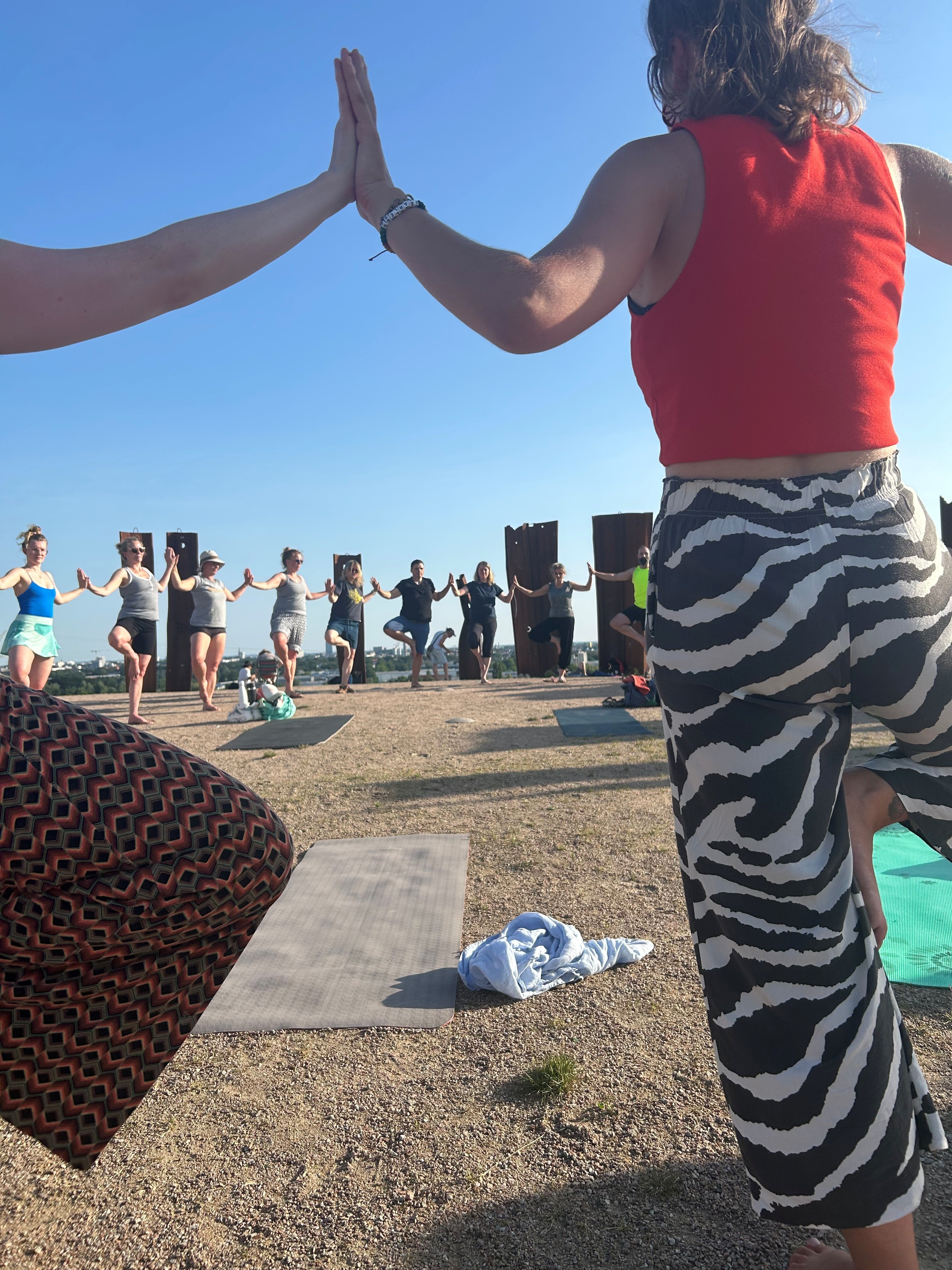Yoga-Session unter freiem Himmel zur Sommersonnenwende