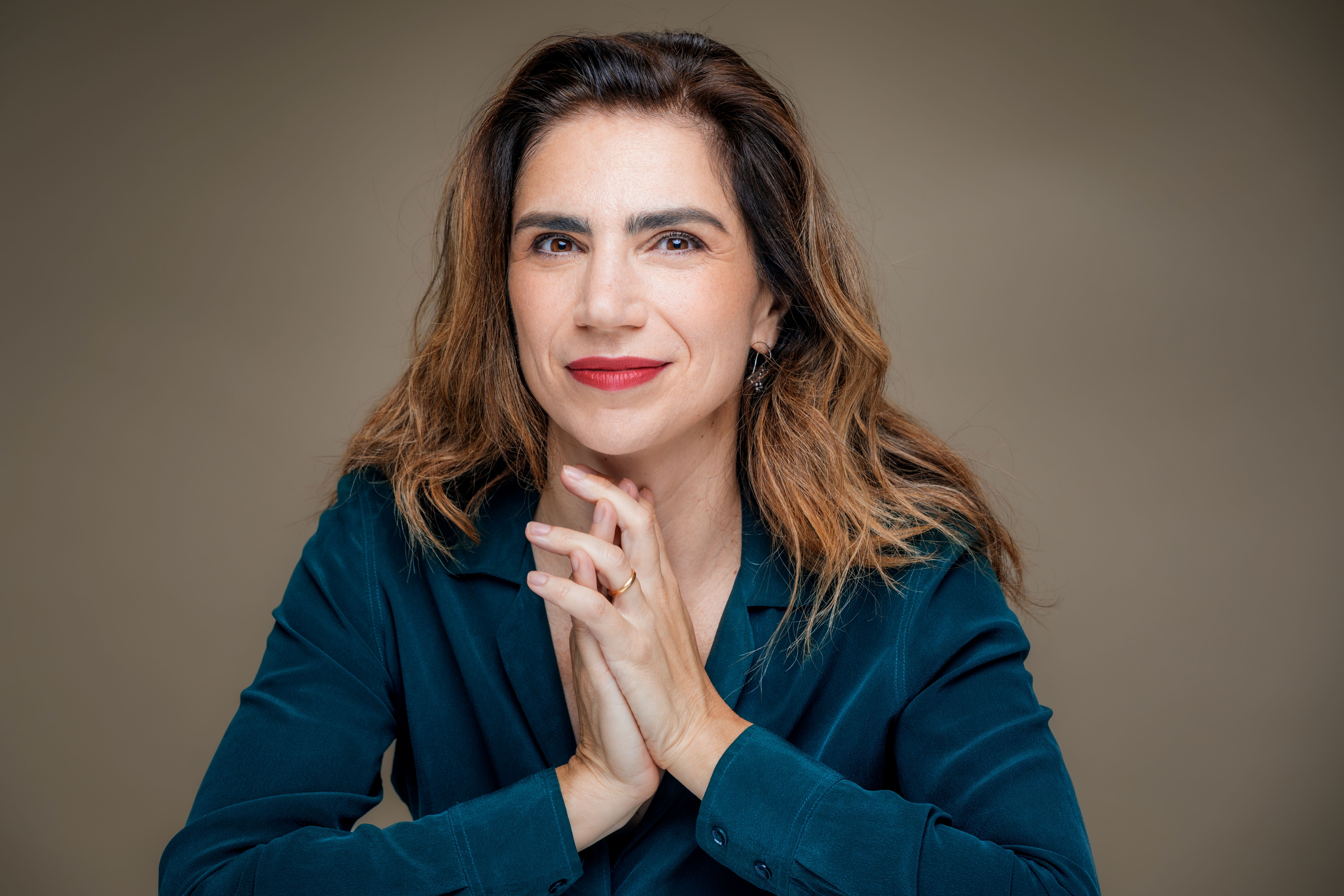 Globale°: Dana Grigorcea – Tanzende Frau, blauer Hahn
